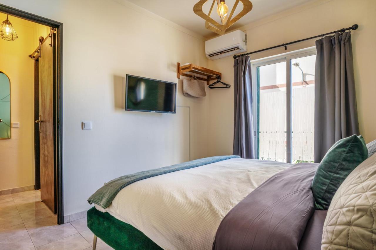Arty Vintage Townhouse With Rooftop Shower & Sun Loungers Olhão Kültér fotó